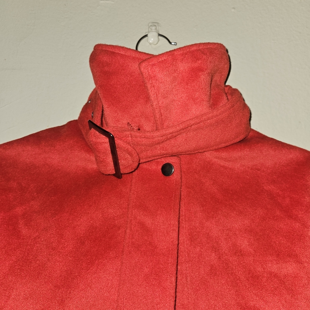 Red cape. - Picture 3 of 4